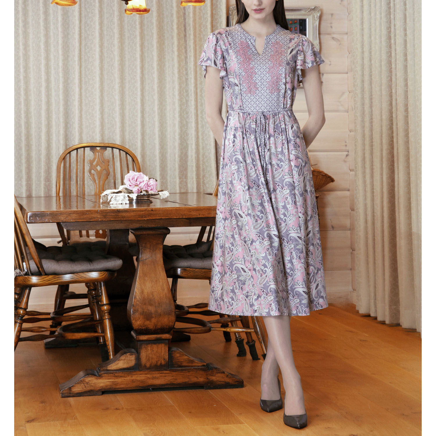 【4月下旬入荷予定】Super Beauty 胸元レース×スリット入りペイズリー柄切替ワンピース - 画像1