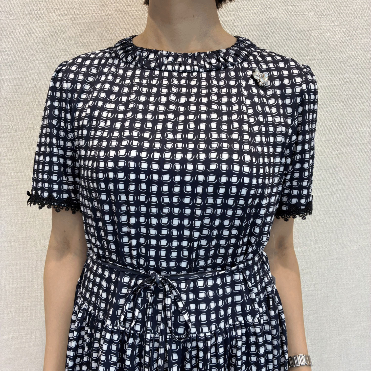 Super Beauty 衿ギャザーデザインドット系プリント半袖ワンピース - 画像4