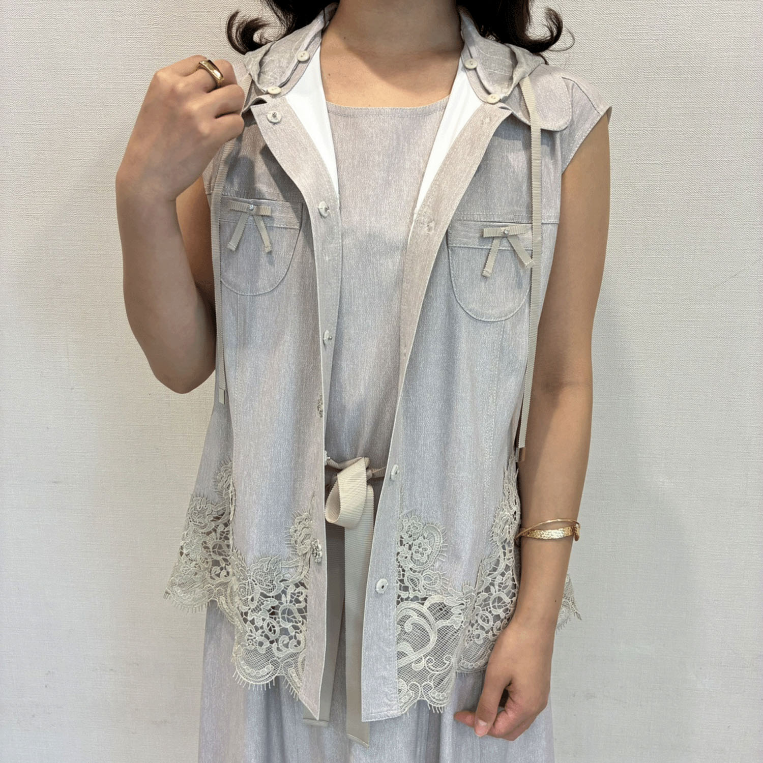 【2月下旬入荷予定】Super Beauty 裾レース切替転写素材フード着脱式ベスト - 画像4