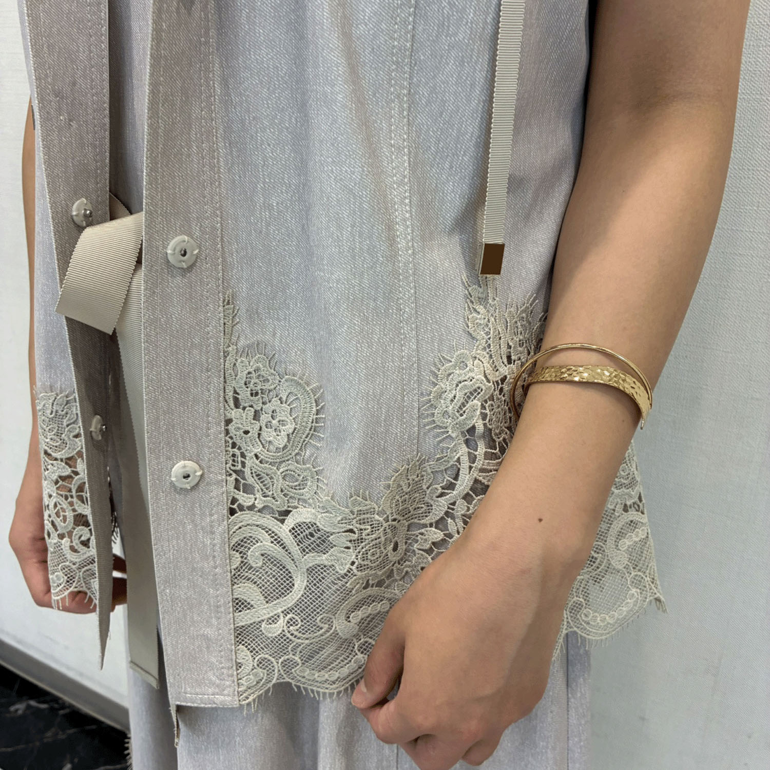 【2月下旬入荷予定】Super Beauty 裾レース切替転写素材フード着脱式ベスト - 画像8