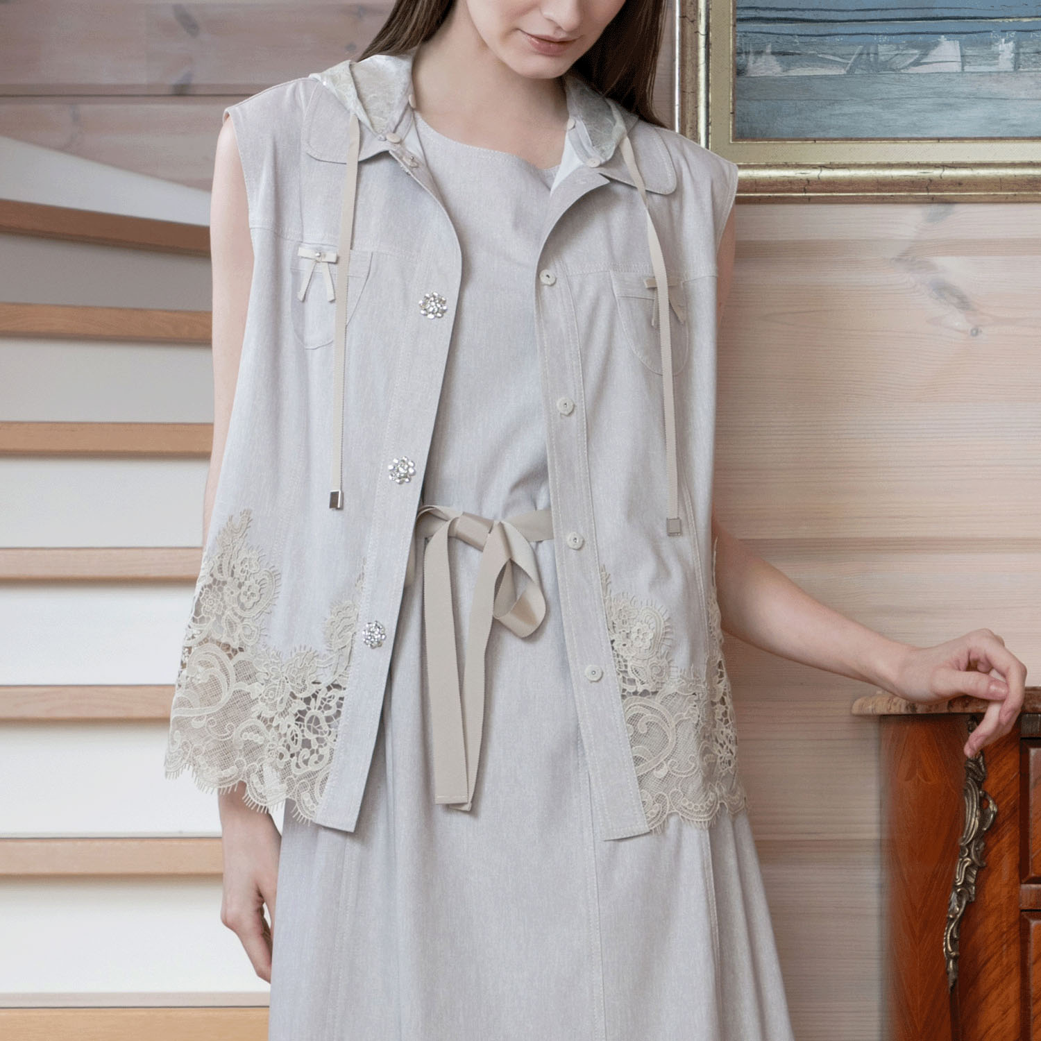 【2月下旬入荷予定】Super Beauty 裾レース切替転写素材フード着脱式ベスト - 画像1