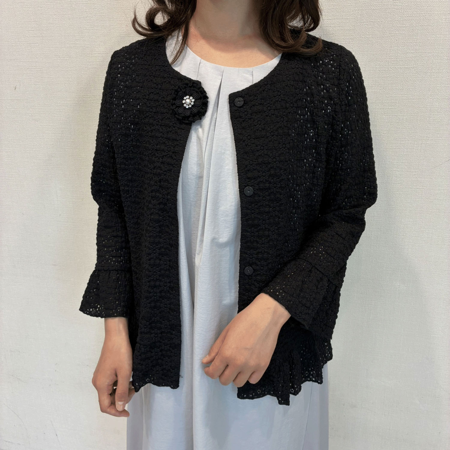 Super Beauty 伸縮素材コサージュ付ノーカラージャケット - 画像2