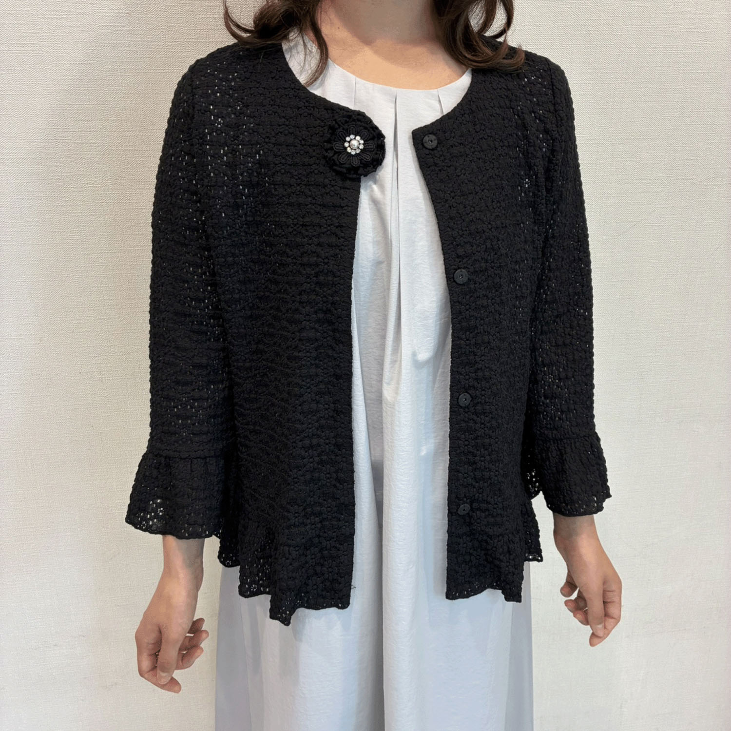 Super Beauty 伸縮素材コサージュ付ノーカラージャケット - 画像3