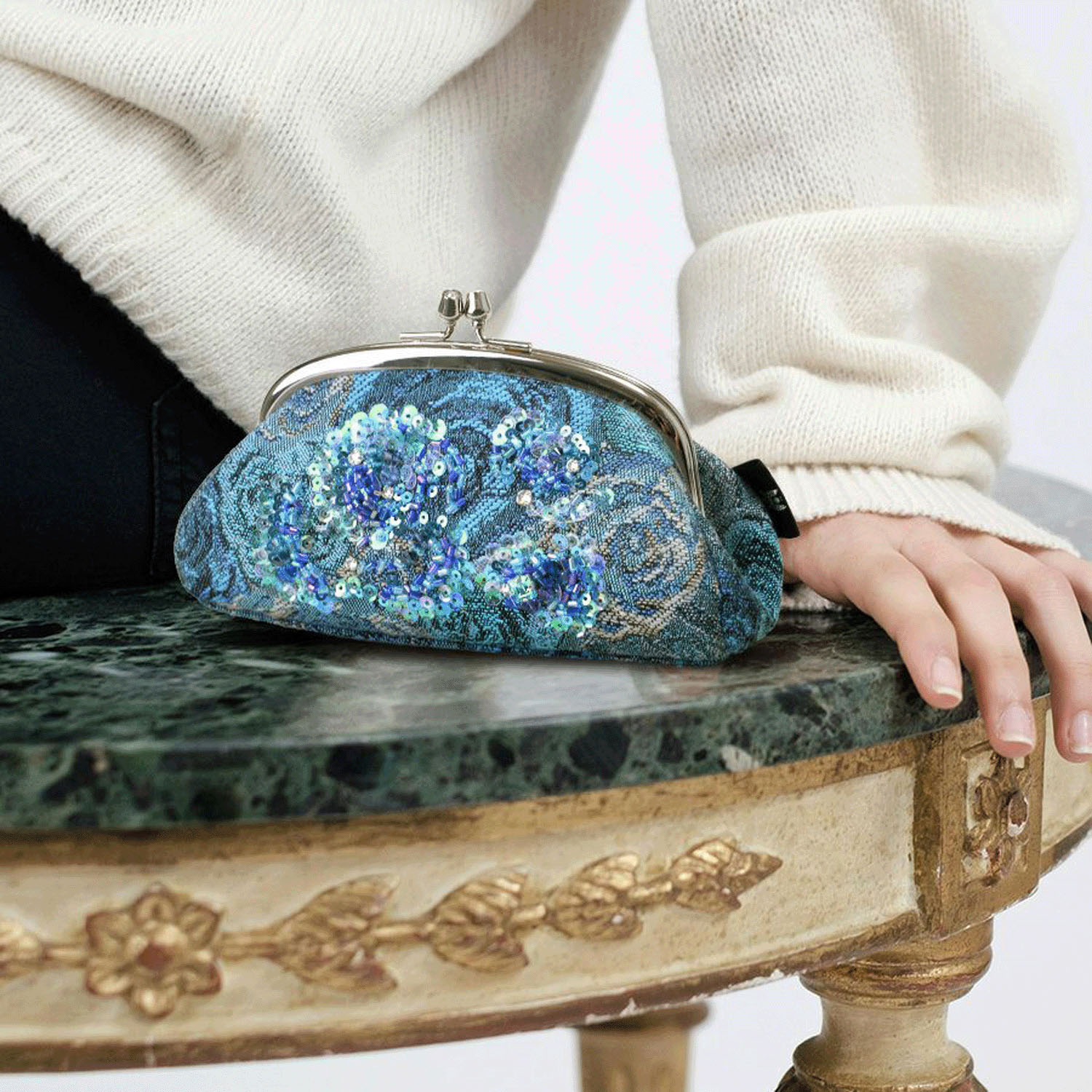 Think Bee！ネバーエンディングブルーローズ口金ポーチ - 画像1