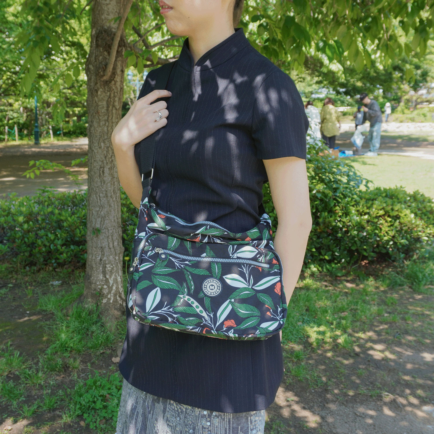 【リーフ柄 15－01 エトワール別注柄】MERRIMENT 軽量カジュアルショルダーバッグ - 画像1