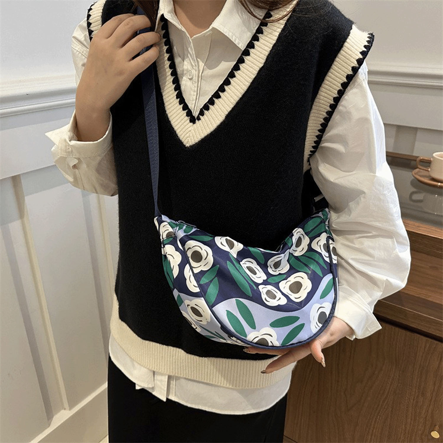 柄ものハーフムーン型ショルダーバッグ