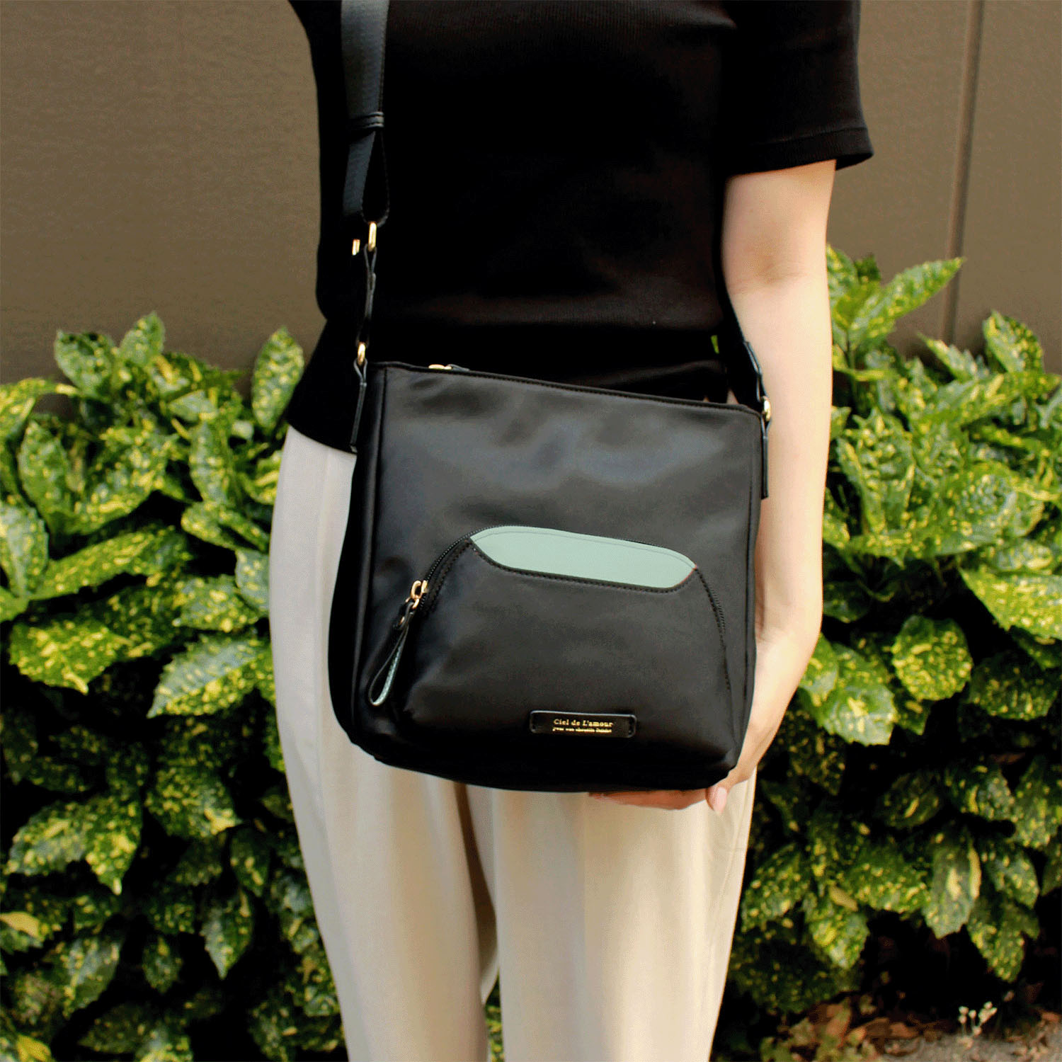 パッと中身がよくわかる バイカラー縦型ショルダーバッグ - 画像1