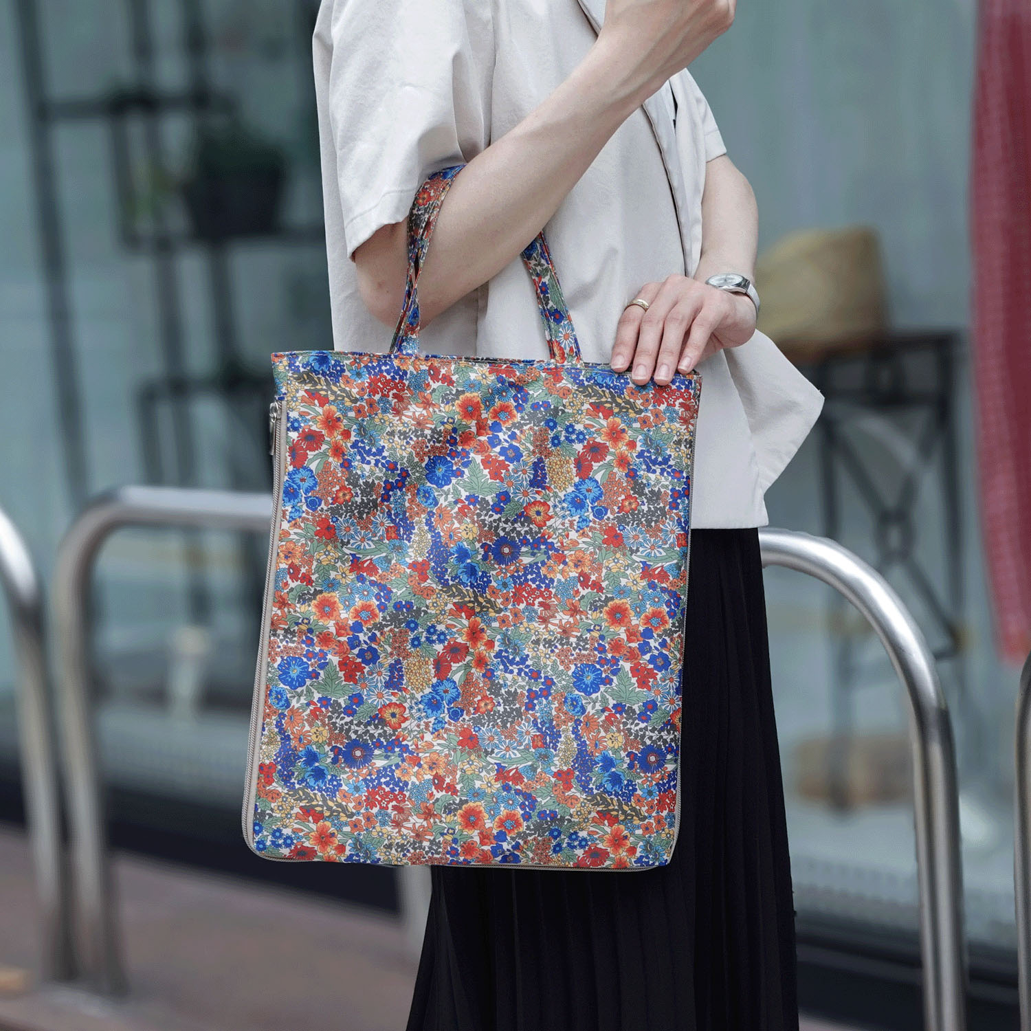 【エトワール別注柄】フラワーボタニカル柄A4拡張縦型バッグ - 画像1