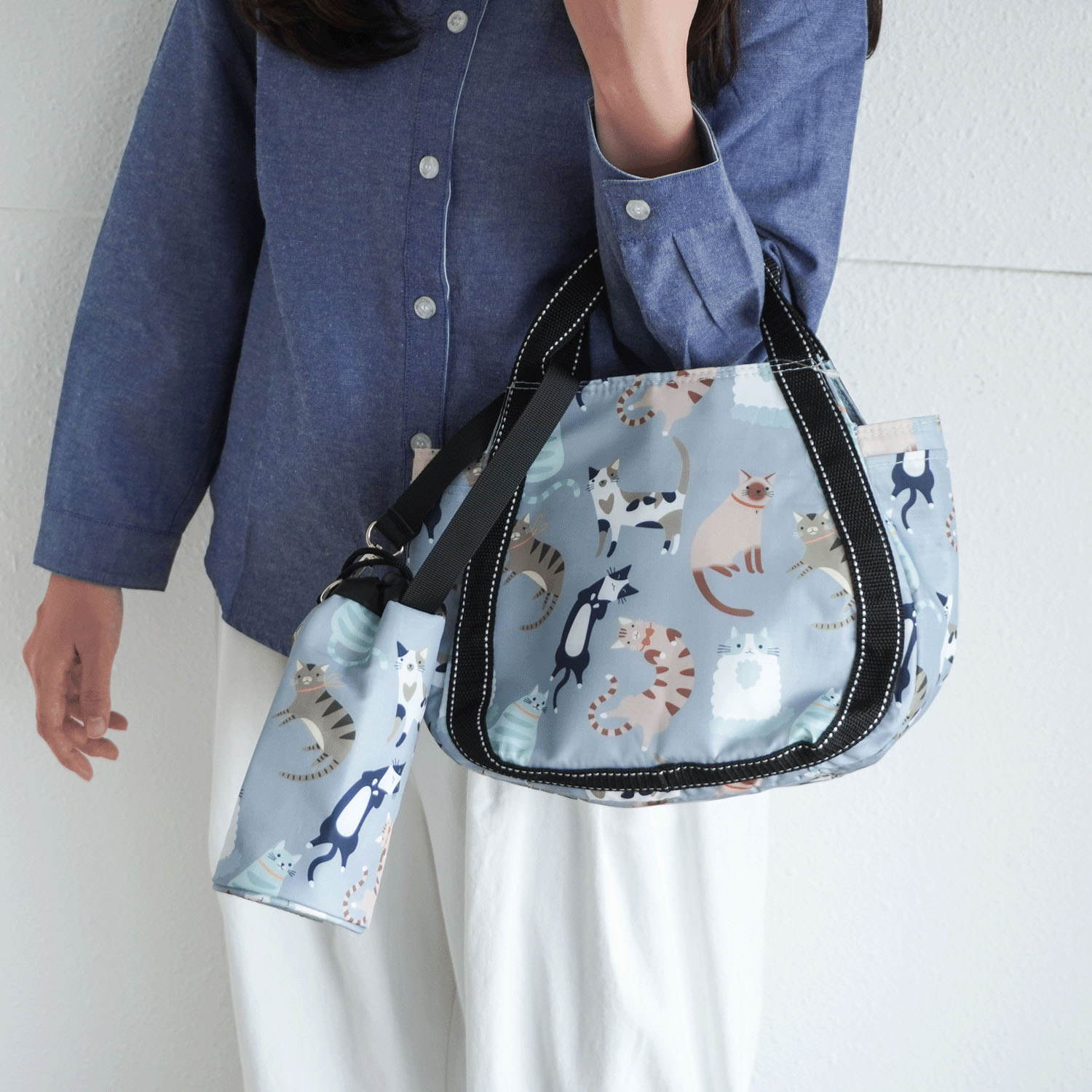 【エトワール別注柄】保冷色々猫柄ボトル付きバッグ バルーン小 - 画像1