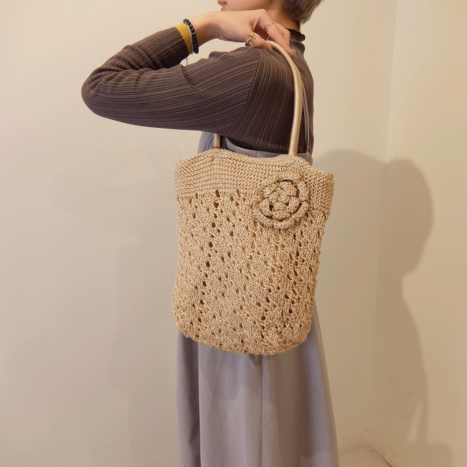 フラワーモチーフ付きレーヨン縦型トートバッグ