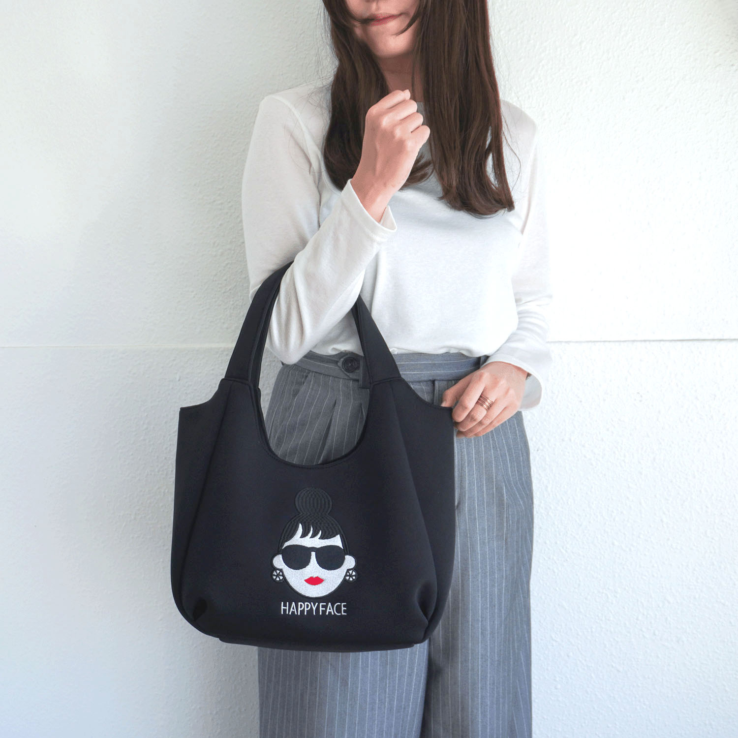 【エトワールオリジナル】HAPPY FACE レディ・エマ刺繍バルーン型バッグ - 画像1