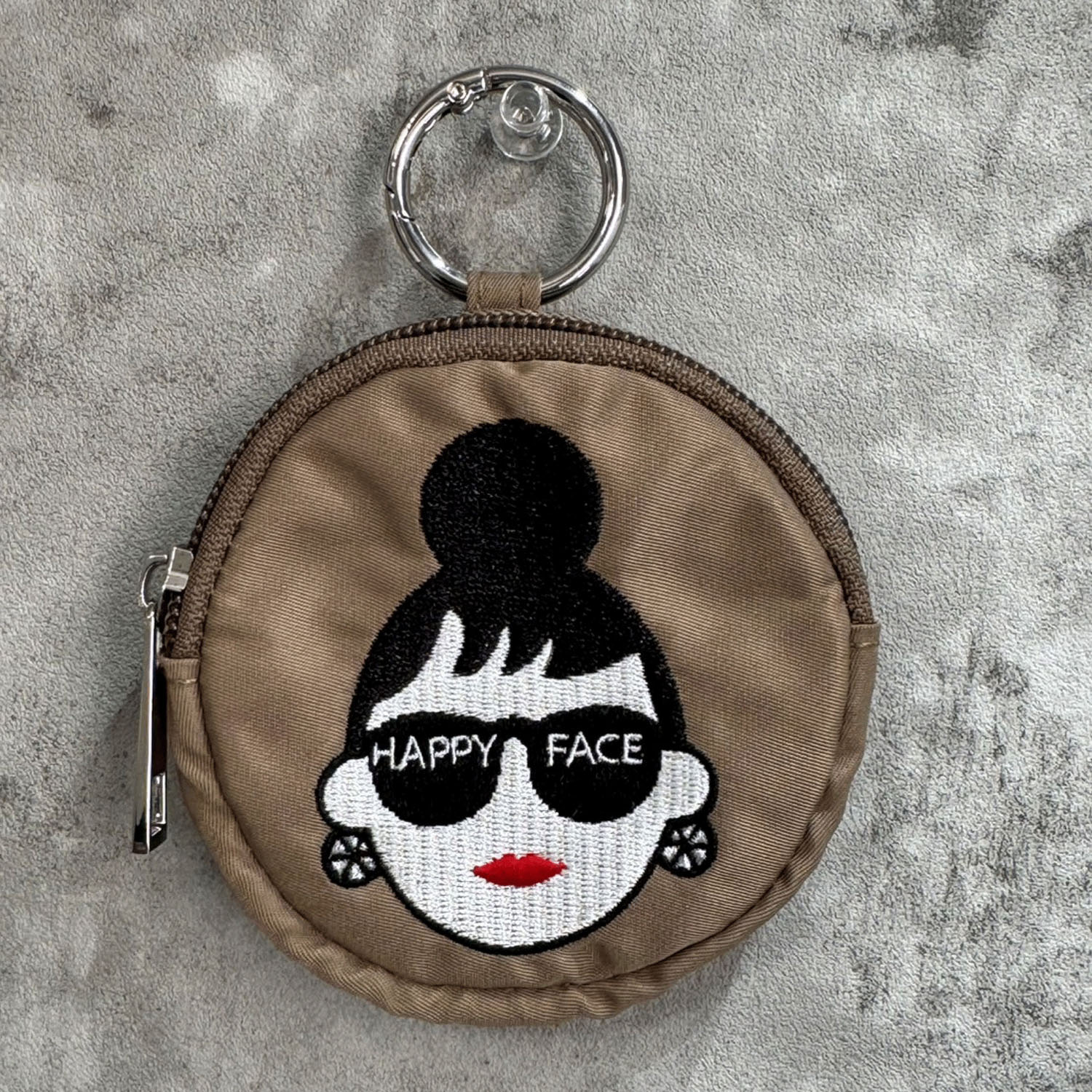 HAPPY FACE レディ・エマ 刺繍丸型ポーチ - 画像4