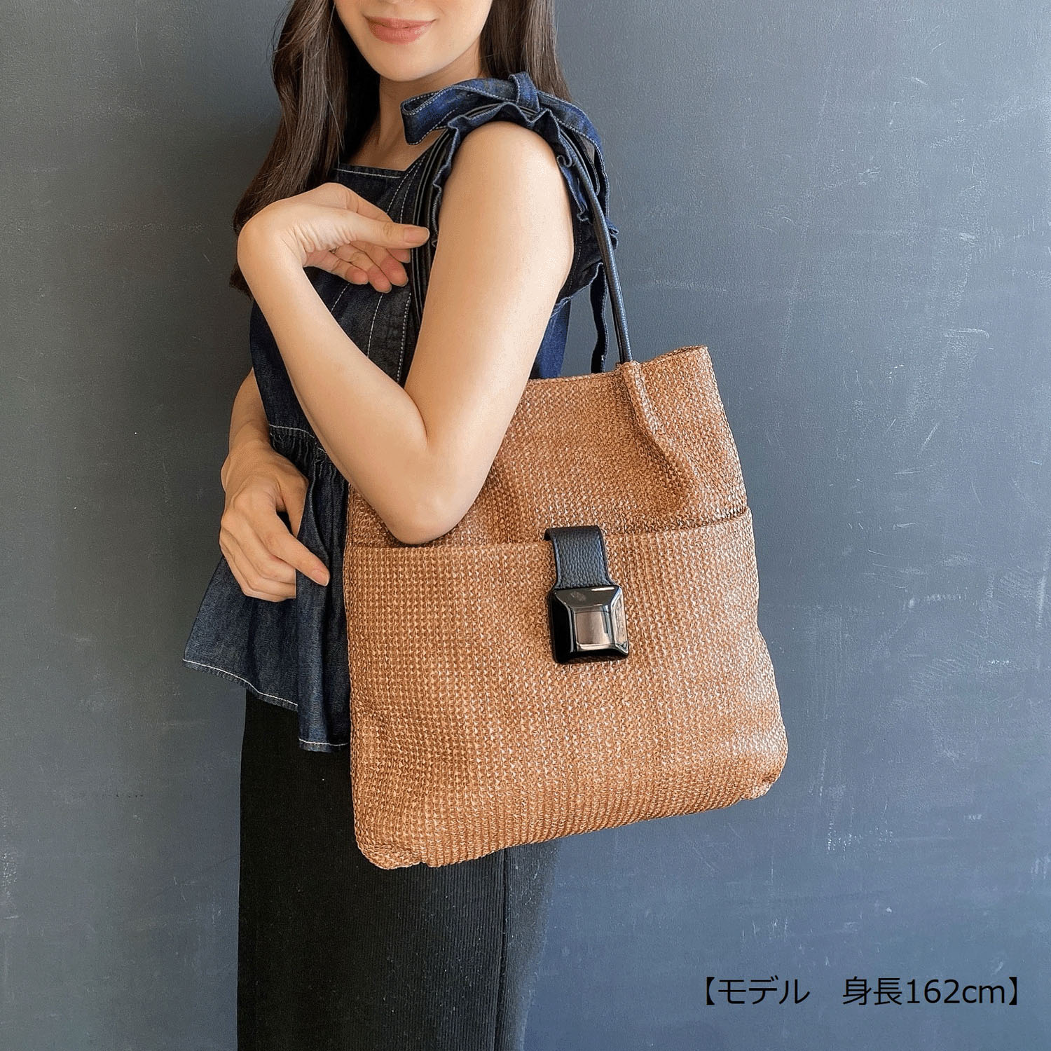 【22－00 在庫ある分で終了】ブラックスクエアパーツ付きPPトートバッグ - 画像1