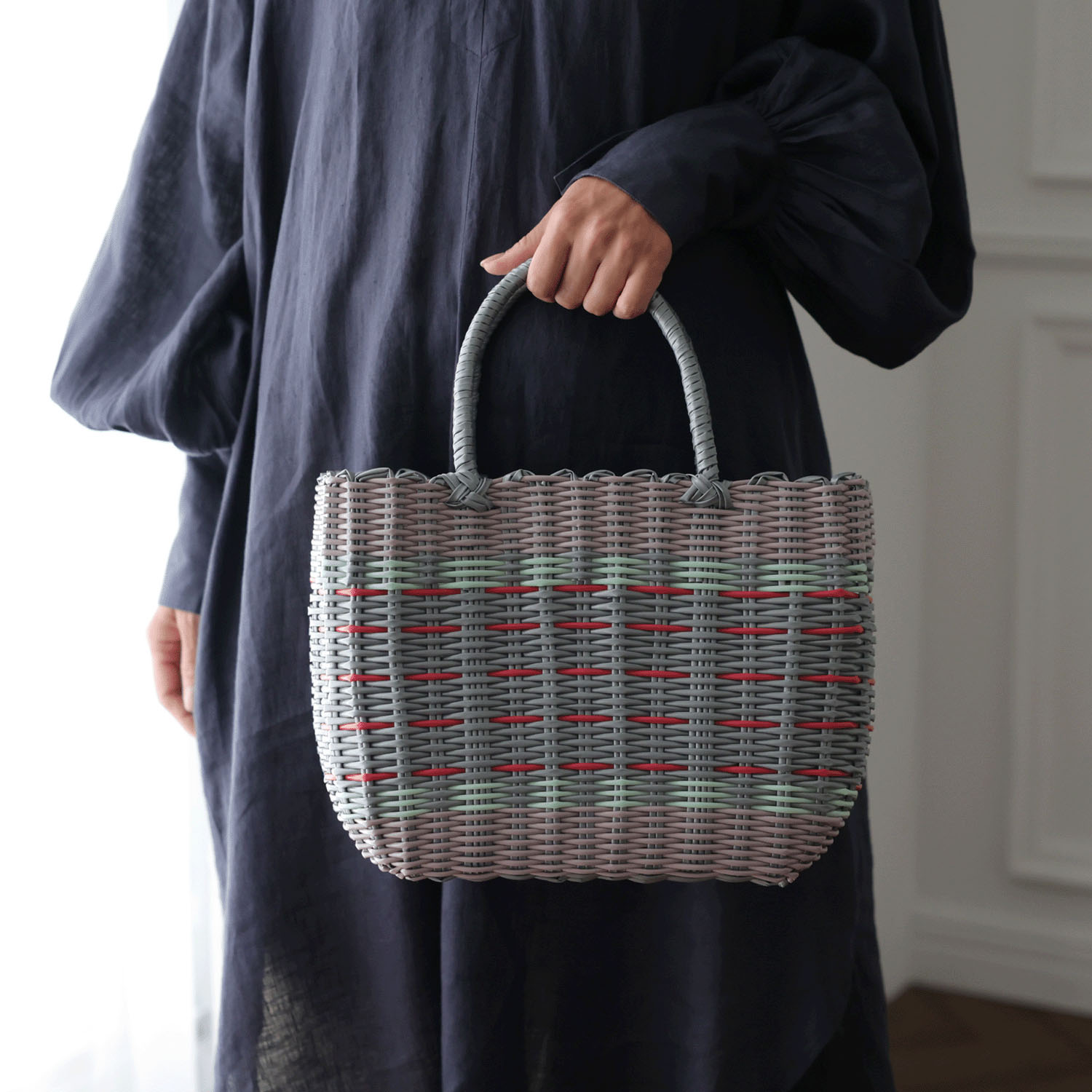 色の組み合わせが楽しいレジャーにぴったりなパーチャスバッグ - 画像8