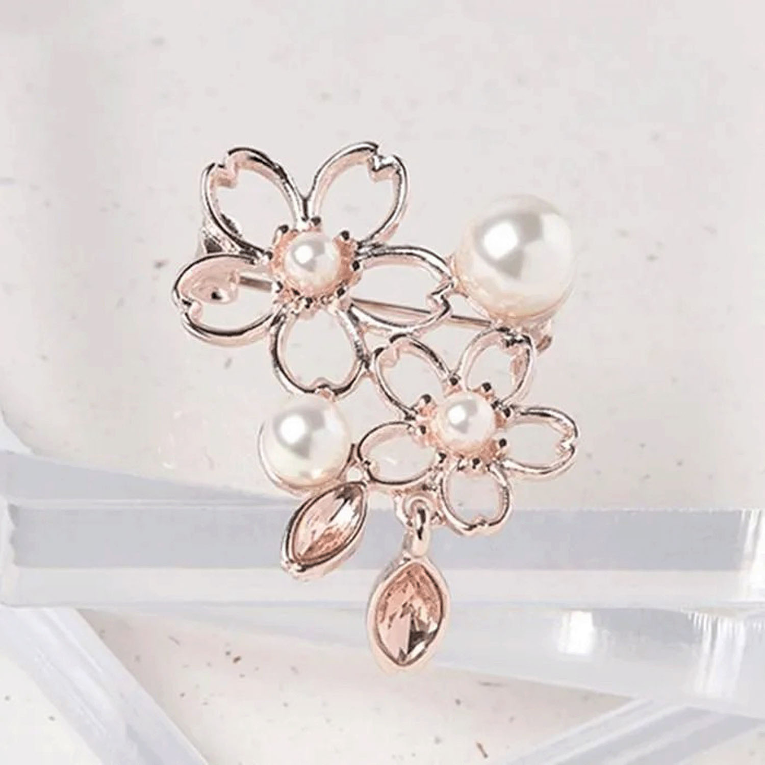 桜 花びらビジューブローチ