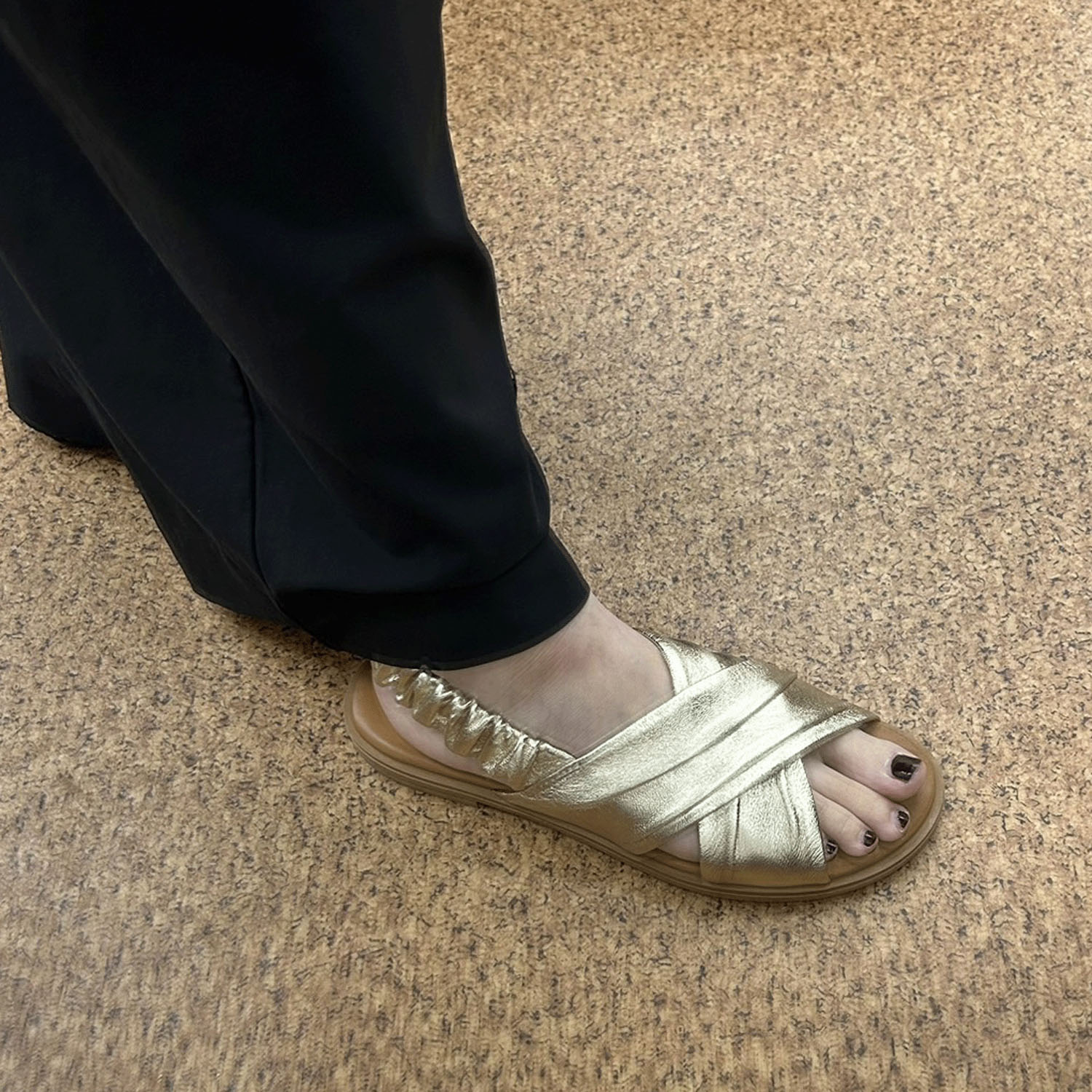 BARI ギャザーストラップサンダル - 画像9