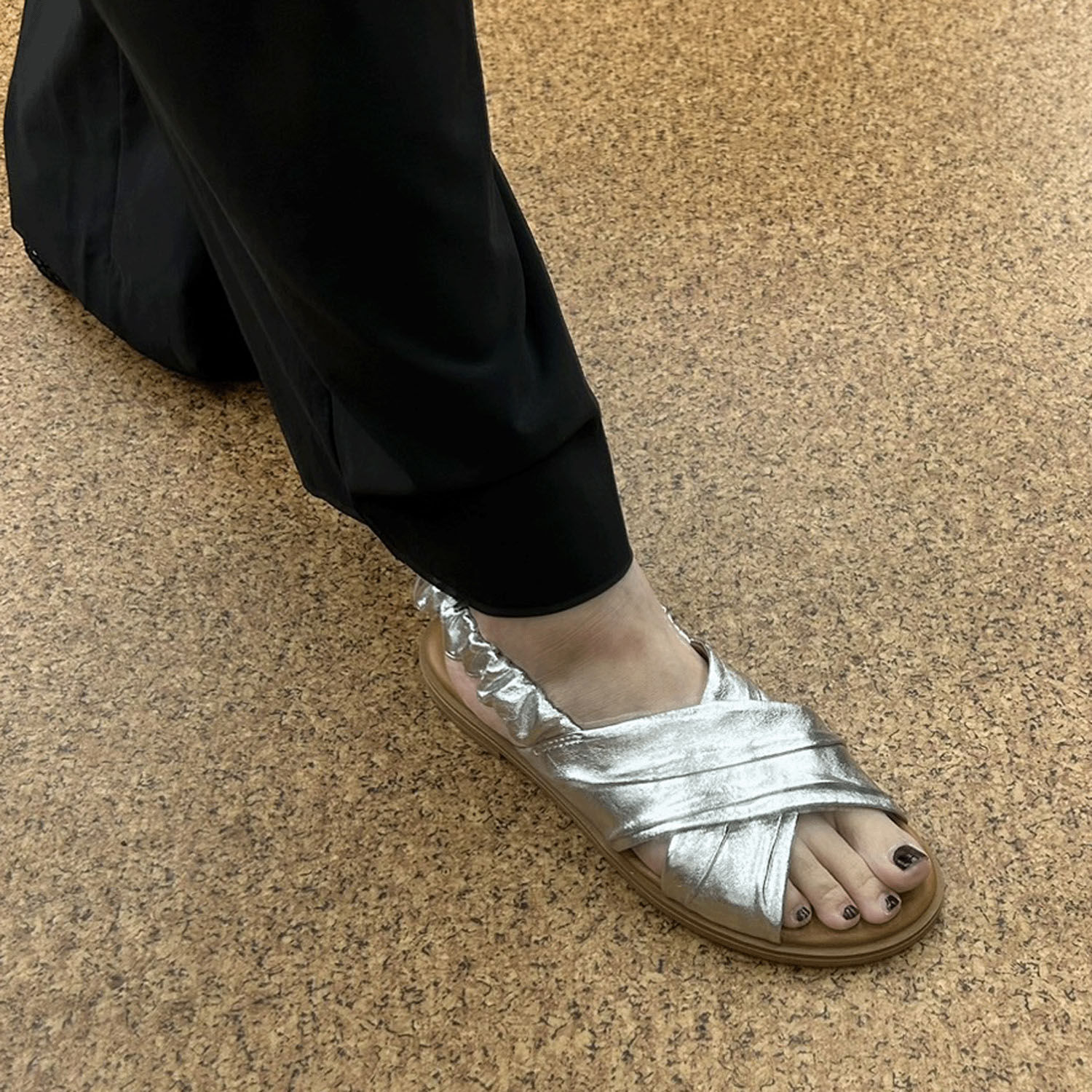 BARI ギャザーストラップサンダル - 画像1