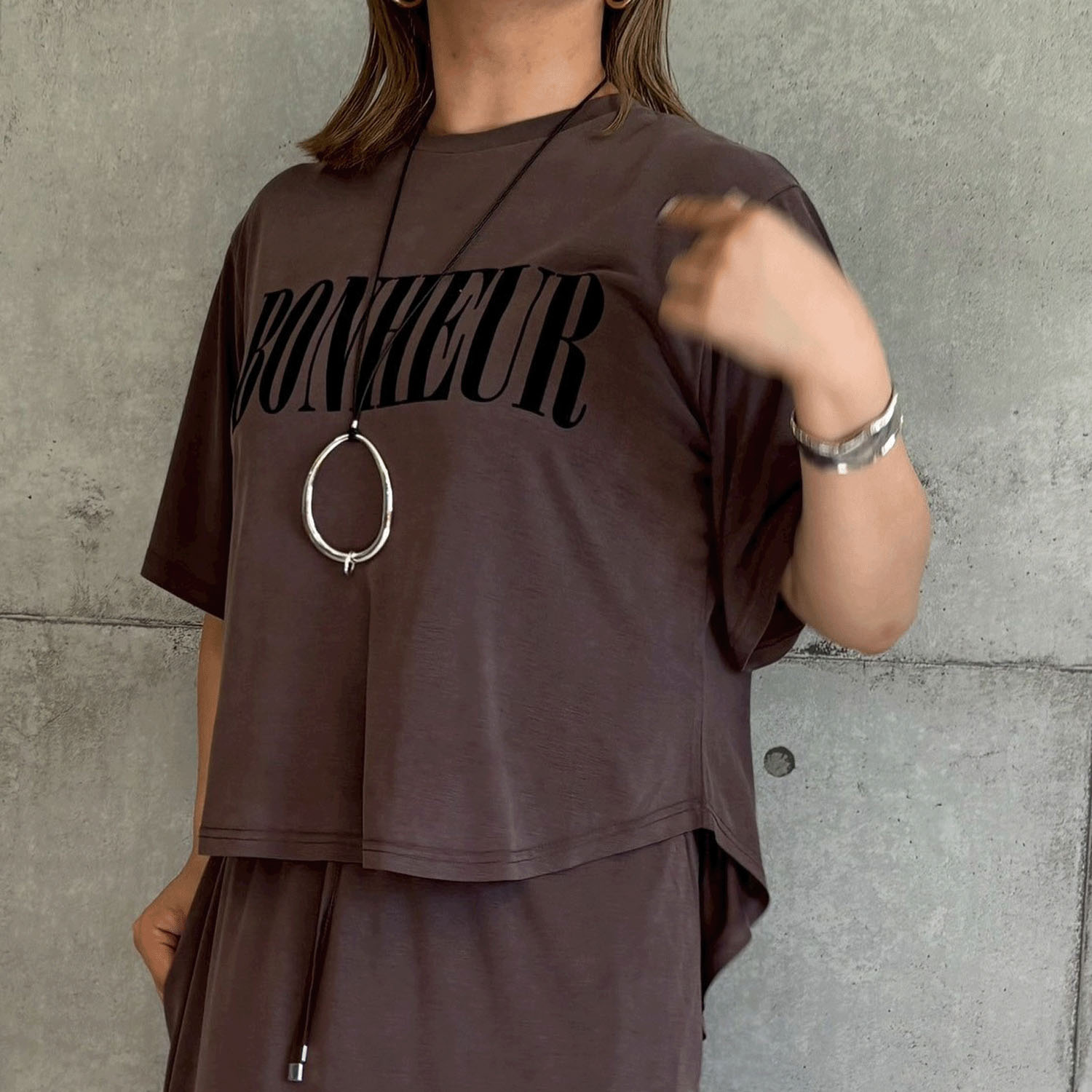 【InstaLive】ROSIEE ソフトな風合いフロッキープリントTシャツ - 画像3