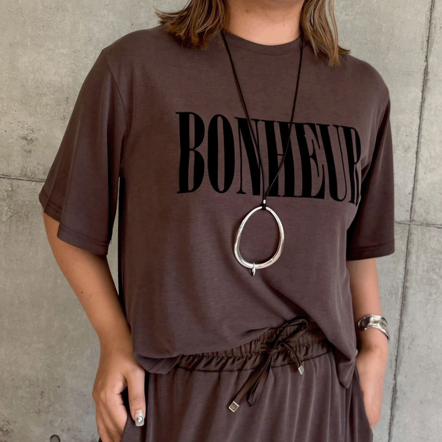 【InstaLive】ROSIEE ソフトな風合いフロッキープリントTシャツ - 画像4