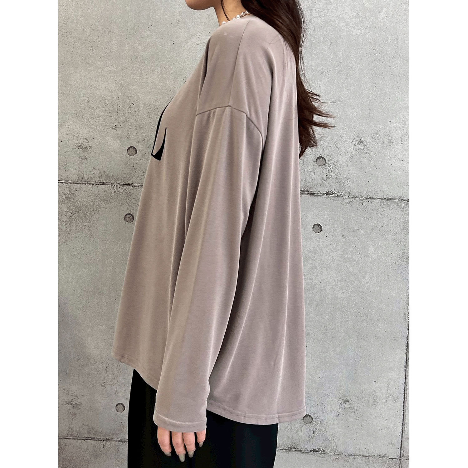 ROSIEE ソフトな風合いフロッキープリントTシャツ - 画像15