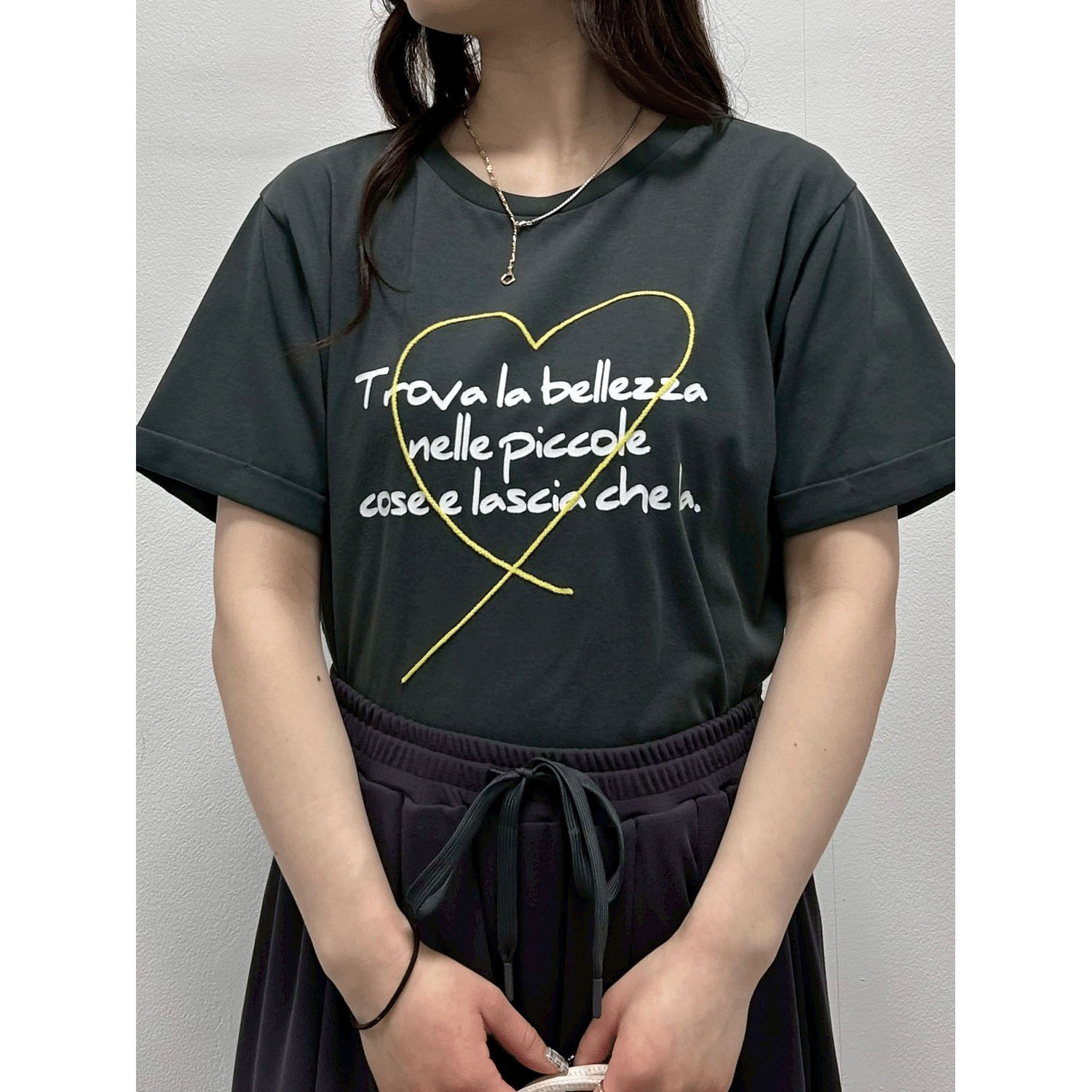 ROSIEE ハート刺繍×手書き風ロゴプリントTシャツ - 画像20