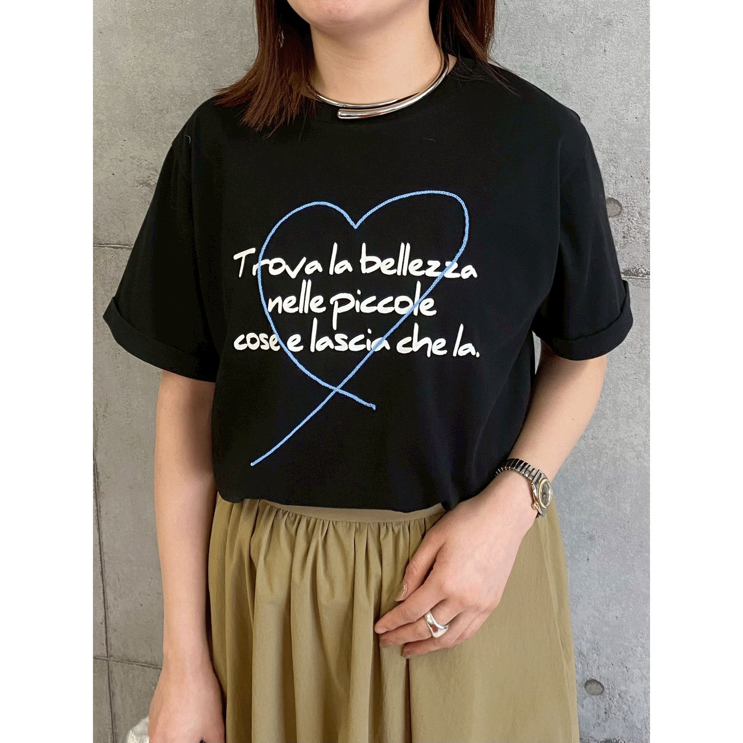 ROSIEE ハート刺繍×手書き風ロゴプリントTシャツ - 画像1