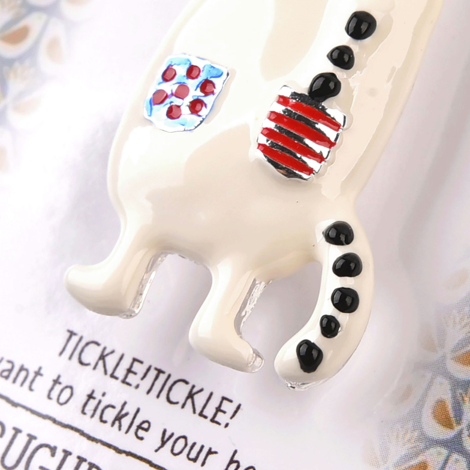 親指サイズのブローチ ネコザワさん - 画像4