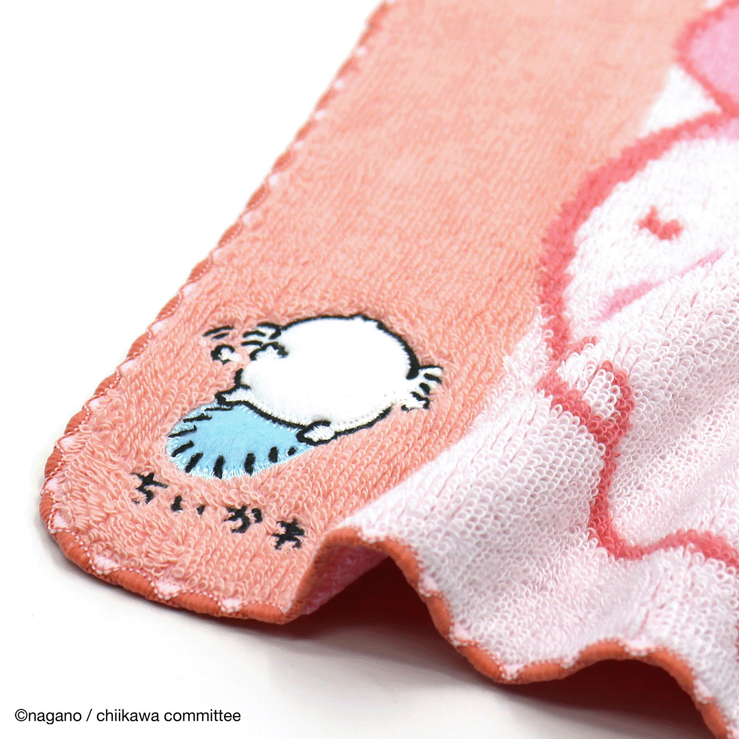 『ちいかわ』 運んでる タオルハンカチ ピンク - 画像2
