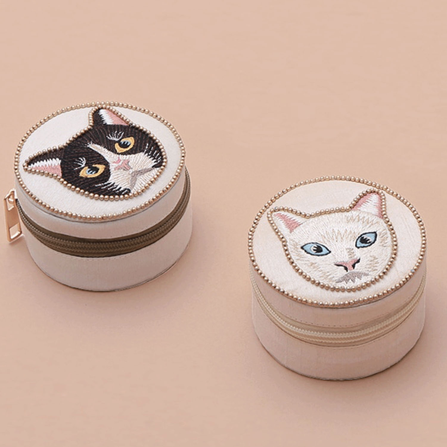 キャット刺繍 ラウンドケース - 画像1